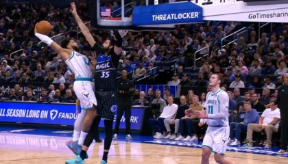 星空体育app-😤会挽雕弓如满月！小桥垫步起飞抡圆了战斧隔扣比塔泽！