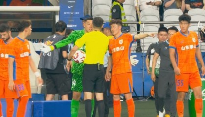 不解判罚！下半场开始前，王彤与王大雷仍向麦麦提江投诉此前手球