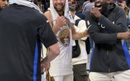 老伙计！库里、克莱、追梦赛后场边聚首 三人有说有笑非常开心